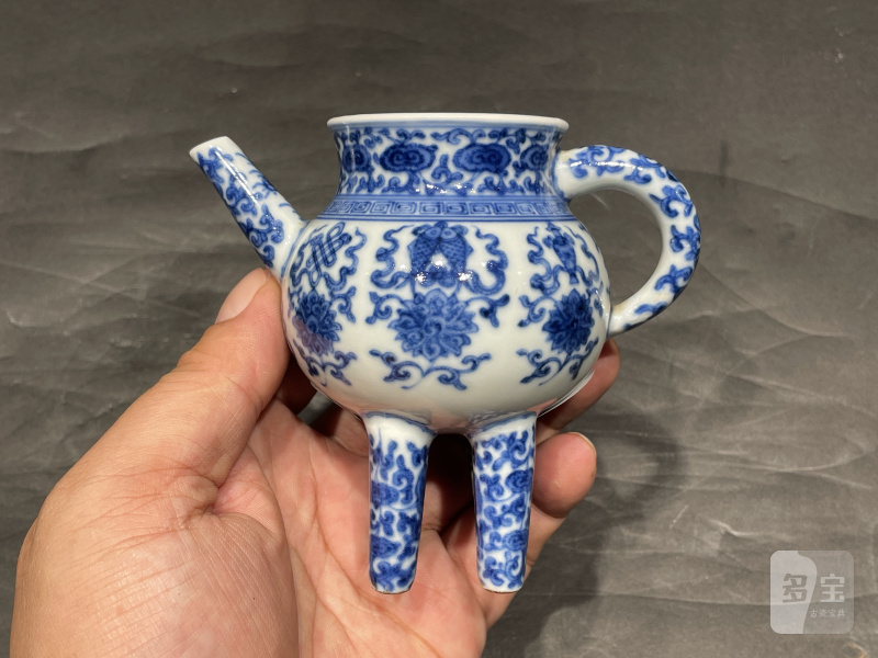 清中晚期 青花缠枝花卉八宝纹香壶（带木盖，木座） - 图2